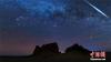 在雅丹魔鬼城上空的火流星和46p彗星。安久 摄