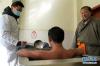 藏医药浴国家级非遗传承人明珠（右）在西藏山南市藏医院药浴中心询问病人的治疗情况（2018年11月23日摄）。 新华社记者普布扎西摄
