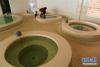 西藏自治区藏医院风湿病防治研究羊八井基地工作人员在查看药浴池子（2018年11月21日摄）。新华社记者普布扎西摄