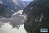 空中俯瞰堰塞湖和堰塞体（10月18日摄）。新华社记者 普布扎西摄