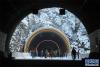 12月30日，雅康高速公路康定段隧间桥上，工人在清理积雪，为通车做准备。 新华社记者 江宏景 摄