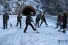 12月30日，雅康高速公路康定段隧间桥上，工人在清理积雪，为通车做准备。 新华社记者 江宏景 摄