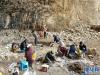 联合考古队队员在梅龙达普洞穴遗址开展科学考古发掘工作（2018年8月16日摄）。新华社发（西藏自治区文物保护研究所供图）