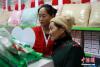 1月3日，贫困户在青海省首家爱心超市内挑选商品。中新社记者 李培源 摄