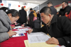 1月1日，西藏第四次全国经济普查入户登记工作在拉萨正式启动。第四次全国经济普查将对西藏第二、第三产业的发展规模、布局和效益进行全面“体检”，全面准确地反映供给侧结构性改革、新动能培育壮大、经济结构优化升级等方面的新进展。同时，通过普查，完善健全西藏相关部门共建共享、持续维护更新的机制，为区党委、政府制定重大战略提供科学依据。图为拉萨市统计局的工作人员在录入商户基本信息。 