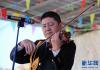 来自广州海关的陈晓思在表演小提琴独奏《天路》（1月15日摄）。新华社发（孙非 摄）