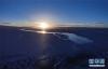 这是1月16日无人机拍摄的日落时分的青海湖。 冬日时节，青海湖千里冰封，宛如童话世界。牛羊点缀着雪后的金银滩草原，与湖泊、草原、雪山组成了冬季高原壮丽的画卷。 新华社记者 张宏祥摄