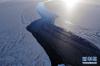 这是1月16日无人机拍摄的被冰雪覆盖的青海湖。 冬日时节，青海湖千里冰封，宛如童话世界。牛羊点缀着雪后的金银滩草原，与湖泊、草原、雪山组成了冬季高原壮丽的画卷。 新华社记者 张宏祥摄