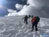 图为登山爱好者向山顶前进（2018年10月5日摄）。 新华社记者 王沁鸥 摄