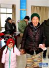 蔡公堂乡蔡村一组村民帕珠带着孙女来分红大会领取分红（1月22日摄）。新华社记者 张汝锋 摄