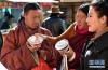 1月22日，来自藏北牧区的群众在拉萨街头购买银碗。新华社记者 觉果 摄