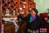 松木材村位于西藏自治区林芝市朗县东部，距边境线45公里，平均海拔约4300米。图为村民正在装饰切玛盒（切玛是藏历新年必备的吉祥物）。中新社记者 何蓬磊 摄