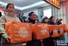 2月1日，西藏自治区妇联在拉萨铁崩岗社区居委会为妇女发放“母亲邮包”。新华社记者 觉果 摄