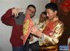 2月4日，李天润（左）为结对的小伙伴贵桑格列（中）和炜典讲解贴“福”字的讲究。新华社记者 王凯 摄