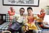 2月4日，贵桑格列（左）和炜典（右）展示小伙伴李天润和家人送给他们的新年挂饰。 新华社记者 王凯 摄