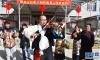 2月5日，拉萨藏族青年次多给社区群众演奏《欢乐颂》。新华社记者 觉果 摄