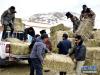 2月13日，玉树藏族自治州杂多县牧民在搬运草料。