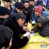 2月13日，玉树藏族自治州杂多县受灾牧民按手印确认领取饲料。
