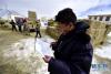 2月13日，玉树藏族自治州杂多县畜牧科技局工作人员江才在进行草料发放登记。