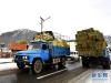 2月13日，运输草料的车辆驶向玉树藏族自治州杂多县的草料发放点。