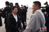 3月2日，出席十三届全国人大二次会议的西藏自治区代表团抵达北京。全国人大代表格桑卓嘎（前左）在北京首都机场接受媒体采访。 中新社记者 崔楠 摄