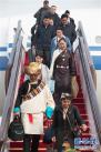 3月2日，来自西藏自治区的全国人大代表乘坐飞机抵达北京。 新华社记者 金立旺 摄