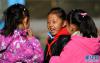 3月4日，在拉萨市第一小学，几名同学在互致问候。新华社记者 觉果 摄