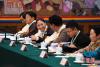 3月6日，十三届全国人大二次会议西藏自治区代表团举行全体会议，审议李克强总理所作的政府工作报告，并向中外媒体开放。图为“80后”全国人大代表次仁措旦（左三）与彭措（右三）交流。中新社记者 何蓬磊 摄