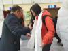 图：赵建国热情迎接来昌都采访的中央媒体采访团成员，向他们献上洁白的哈达。