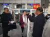 赵建国热情迎接来昌都采访的中央媒体采访团成员，向他们献上洁白的哈达。图中为西藏在线网记者。
