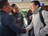 图：赵建国热情迎接来昌都采访的中央媒体采访团成员，向他们献上洁白的哈达。