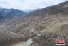 3月20日，“西藏民主改革60周年”中央媒体采访团来到川藏公路的著名险途——“怒江72道拐”。据介绍，该段公路在2012年由土路改建为柏油路，车流量此后明显增加。 中新社记者 杨程晨 摄