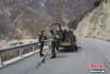 3月20日，“西藏民主改革60周年”中央媒体采访团来到川藏公路的著名险途——“怒江72道拐”。图为武警某部交通第三支队战士正在操作灌缝机修补沥青路面。1996年，中国军队史上第一支道路养护部队——川藏公路机械化养护支队成立。目前的交通第三支队在2018年1月整编运行。多年来，支队战士长期驻守在川藏公路沿线，管养的782.5公里路段平均海拔3700米以上，跨越4大水系，翻越6座雪山，穿越9大险段，各类灾害年平均达200多次。交通支队官兵长年的艰辛付出，使管养公路通车时间由原来的不足半年提高到全年通车，车辆事故率下降40%。 中新社记者 杨程晨 摄