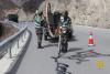 武警某部第三支队官兵在“怒江72拐”处理沥青路面裂缝。戚宇 摄