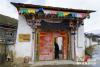 位于西藏林芝扎西岗村的桑吉卓玛家庭旅馆准备开门迎接客人。摄影：刘娜
