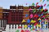 3月27日，拉萨布达拉宫一派节日气氛。 3月28日是西藏百万农奴解放纪念日。拉萨布达拉宫及街道装扮一新，充满节日气氛。 新华社记者 觉果 摄