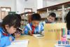 4月2日，拉萨市实验小学三年级的学生在看书。新华网 旦增努布 摄