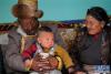 拉旺的长子旦增群培和妻子在家照看孙子（3月17日摄）。新华社记者李鑫摄