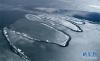 这是青海湖二郎剑景区一角（4月11日无人机拍摄）。
