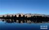 在青海贵德，千姿湖景区内群山与湖水相映成画（4月16日无人机拍摄）。新华社记者张宏祥摄