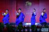 4月20日，西藏哈呼曲艺社演员在表演节目。新华社记者 张汝锋 摄