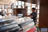 4月27日，工作人员在整理“国门书吧”的各类图书。新华社记者 晋美多吉 摄