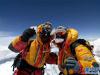 2016年，登山向导索朗次仁（右）第一次登顶珠峰，在峰顶与同伴合影留念（资料照片）。新华社发