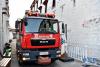 5月7日，一辆参与演练的消防车开进布达拉宫雪城，向假设着火点靠近。
