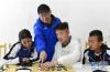 5月8日，在山南市第一高级中学，来自湖北省孝感市应城第二高级中学的援藏教师肖晓辉（左二）指导学生下围棋。 