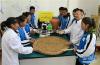 5月8日，在山南市第一高级中学，来自湖北省黄冈市浠水一中的援藏教师范传汉（右二）和藏族教师扎桑（左一）指导学生酿造青稞酒。