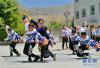 5月8日，在山南市第一高级中学，来自湖北省武汉市旅游学校的援藏教师马丹（左三）指导学生练习校园啦啦操。