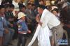 5月9日，在拉萨市堆龙德庆区加入村，小观众为拉萨市歌舞团演员献上哈达。