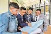 图为青年创业者、西藏爱乐福文化发展有限公司负责人珠勤（右一）与员工一起讨论设计方案。 唐斌 摄