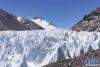 珠峰脚下的绒布冰川（5月21日摄）。新华社发（孙非摄）